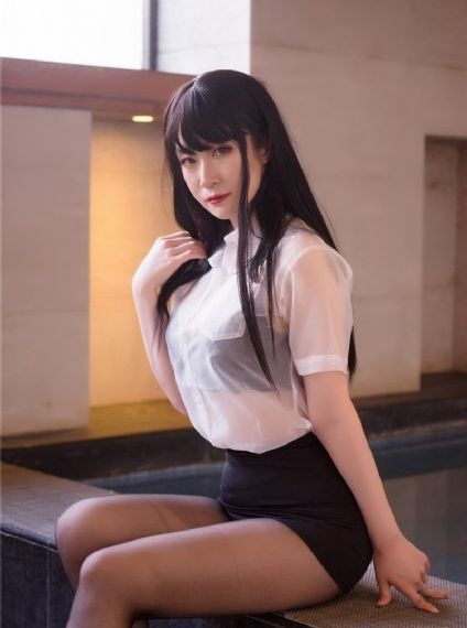 他趴在两腿中间舔我高潮的视频
