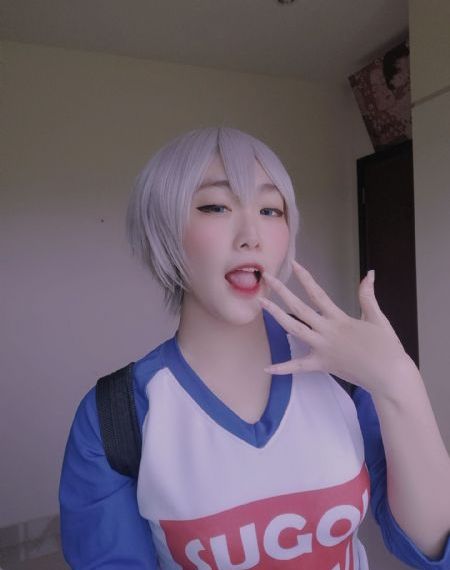 美女露出让男生揉的